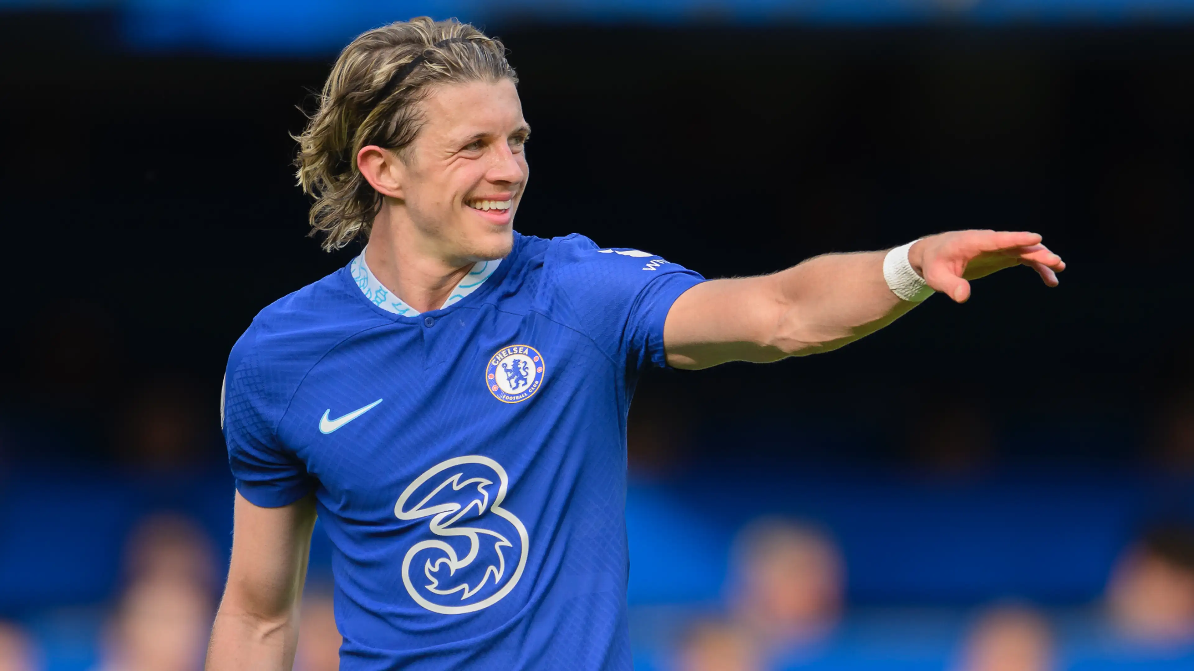 Tottenham make official bid for Chelsea star and considers last-minute swoop from club